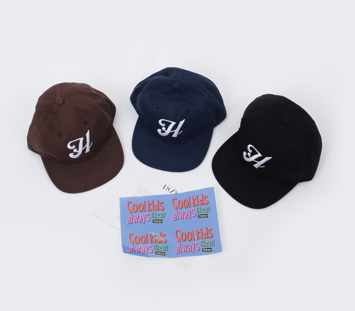 エイチ刺繍キャップ（モデル着用カット）