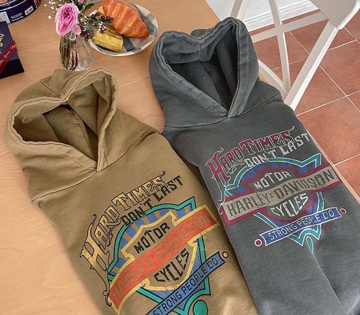 ハードピグメント・汚れ起毛フードティーシャツ（モデル着用カット）