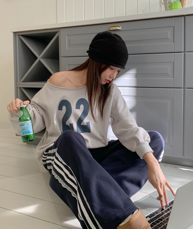 22 汚染オフショルダートレーナー