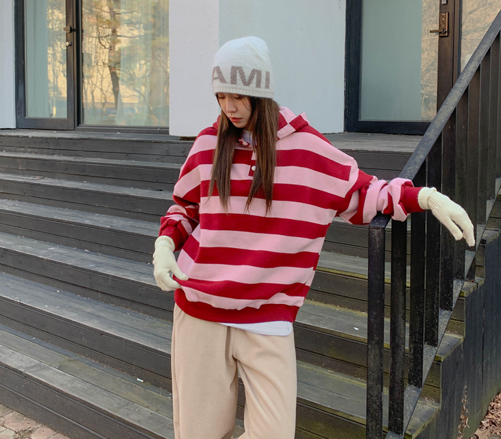 ジョイヤンギモダンガラボタンフードティーシャツ