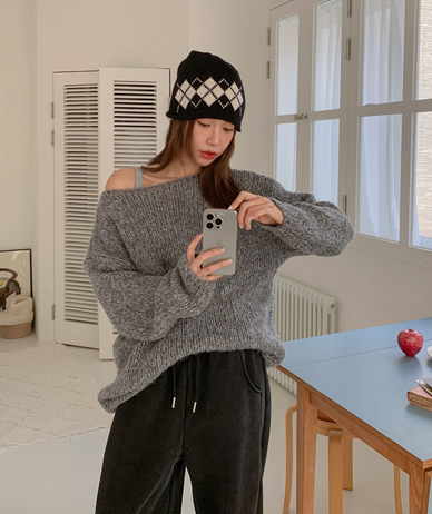 ハンドリップネックロングニット