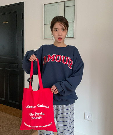 AMOUR英文刺繍パッチトレーナー