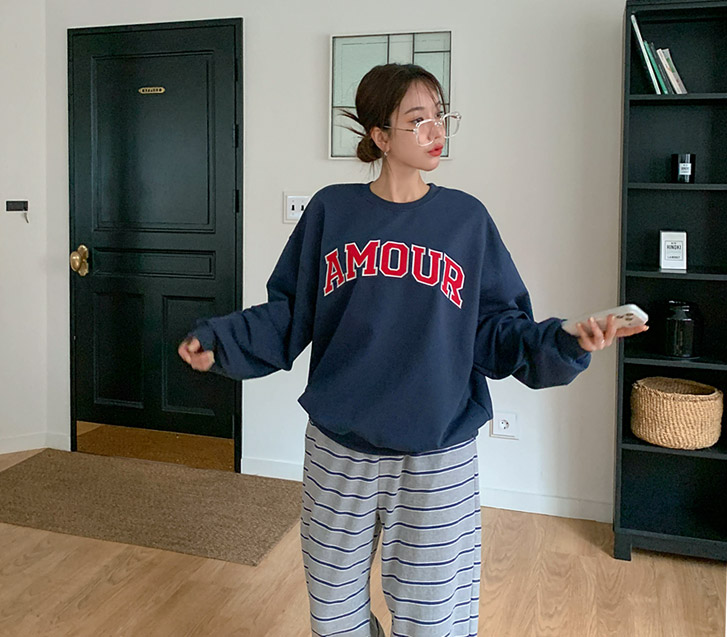 AMOUR英文刺繍パッチトレーナー
