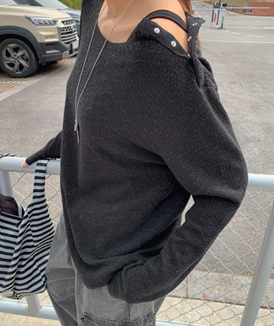 ヘブンリベットボタンアンバルブックル長袖ニット