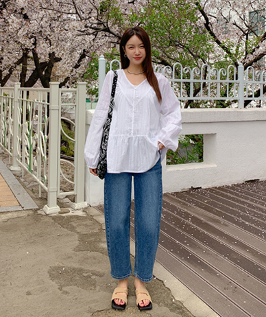 ユニ切開カンカンブイネックブラウス