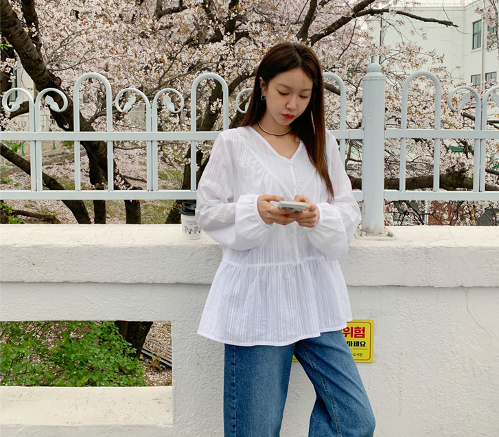 ユニ切開カンカンブイネックブラウス