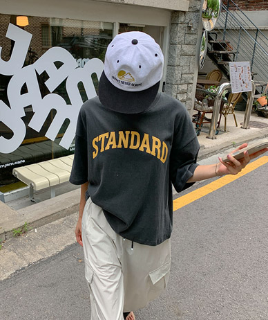 スタンダードレタリングセミクロップド半そでTシャツ