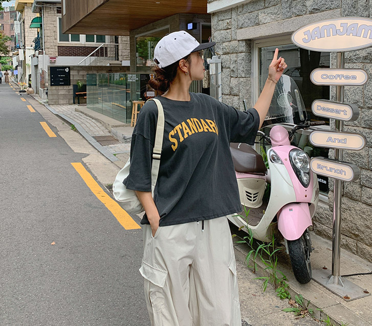 スタンダードレタリングセミクロップド半そでTシャツ