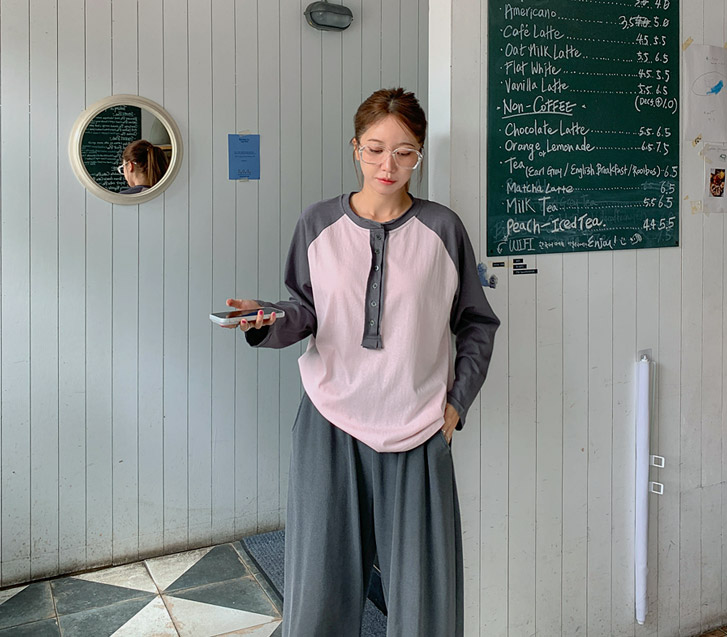 劉ヘンリネック配色ボタンラグラン長袖Tシャツ
