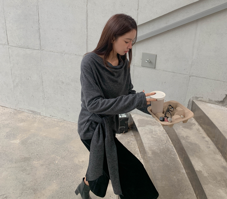 ヘアリーストラップ長袖ティーシャツ