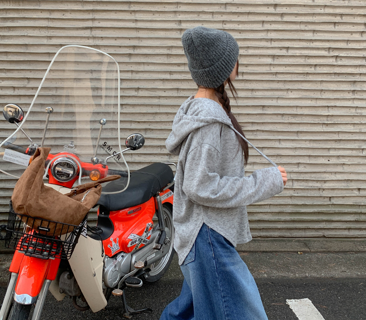 ハミング裾ラウンドフードティーシャツ