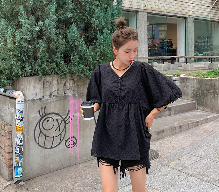 ベージュ刺繍シャーリング半そでブラウス