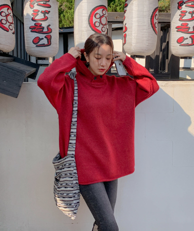 ムーディーツーボタンハイネックフードニット