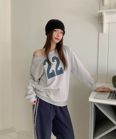 22 汚染オフショルダートレーナー