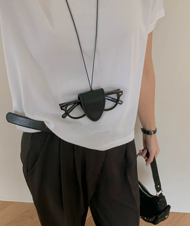 ノック革メガネネックレス