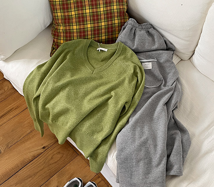 エールベーシックVネックウール長袖ニット