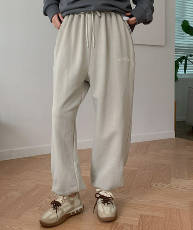 リマガジンピグメント刺繍トレーニングジョガーパンツ