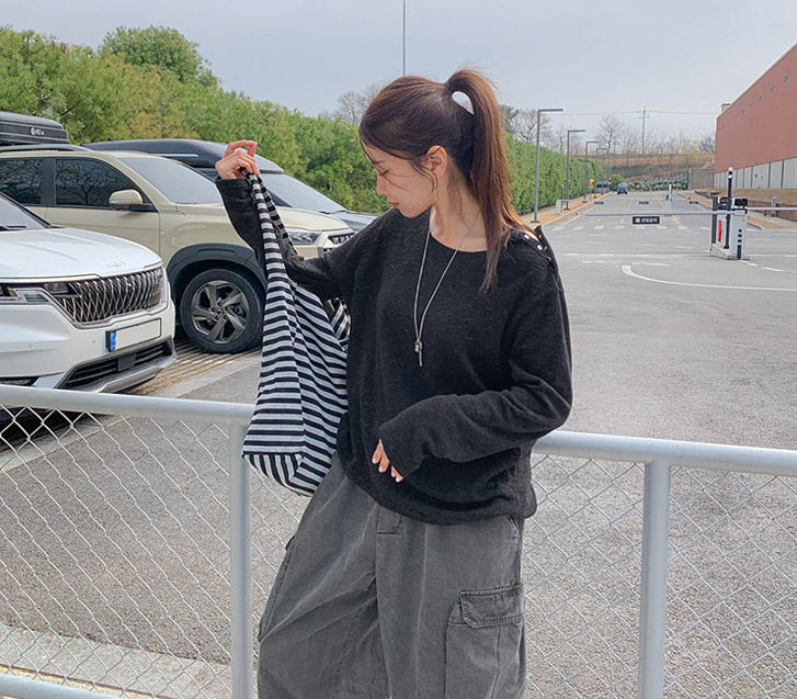 ヘブンリベットボタンアンバルブックル長袖ニット